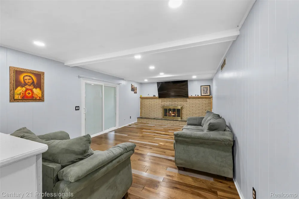 39349 Cadborough Drive Clinton Charter Township, MI 48038