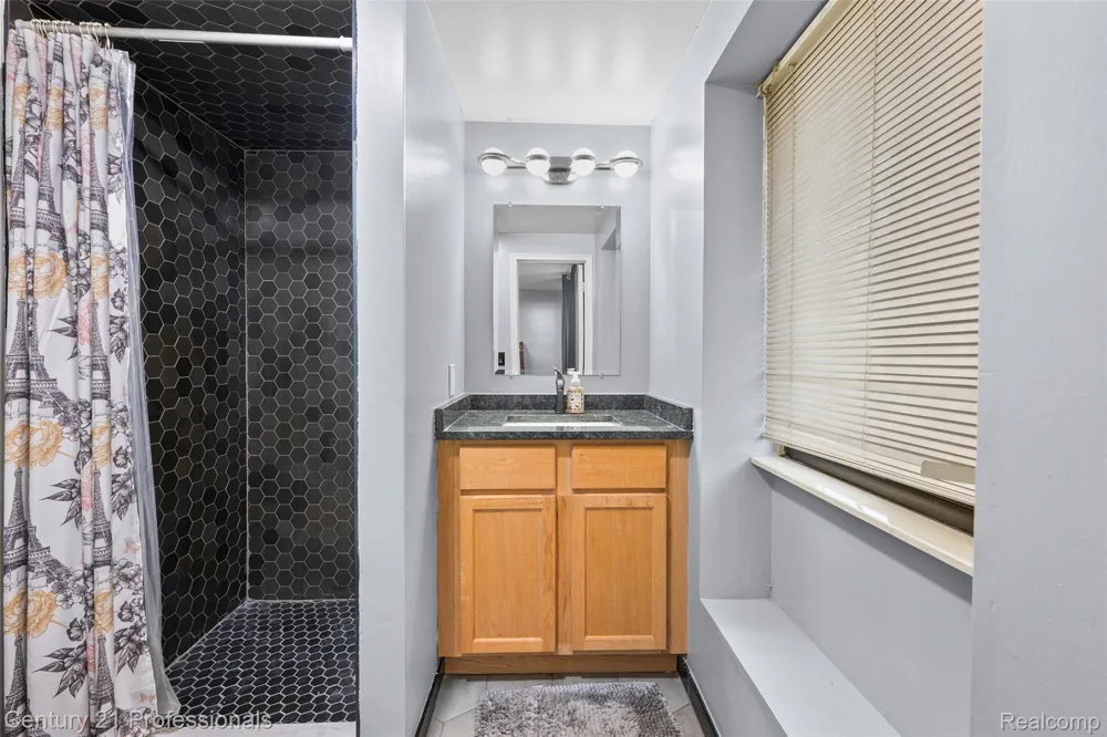 39349 Cadborough Drive Clinton Charter Township, MI 48038