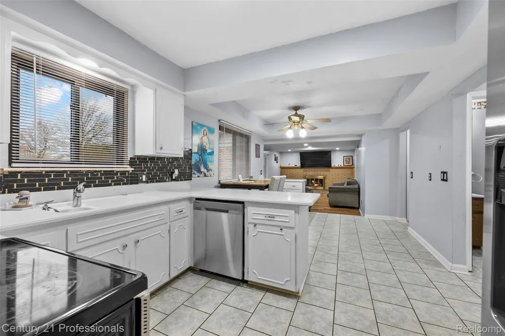 39349 Cadborough Drive Clinton Charter Township, MI 48038