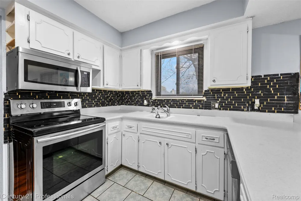 39349 Cadborough Drive Clinton Charter Township, MI 48038