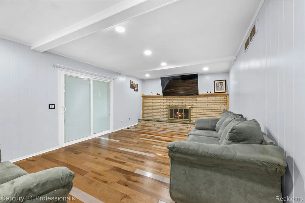39349 Cadborough Drive Clinton Charter Township, MI 48038