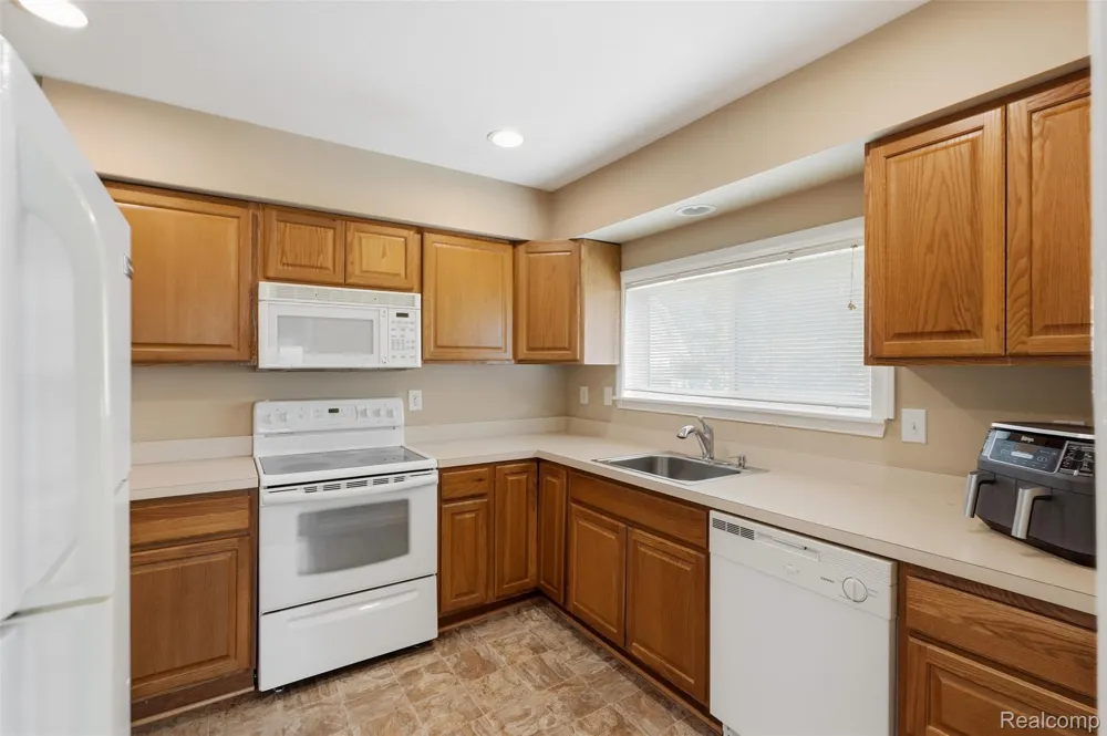 27085 Dartmouth Street Madison Heights City, MI 48071