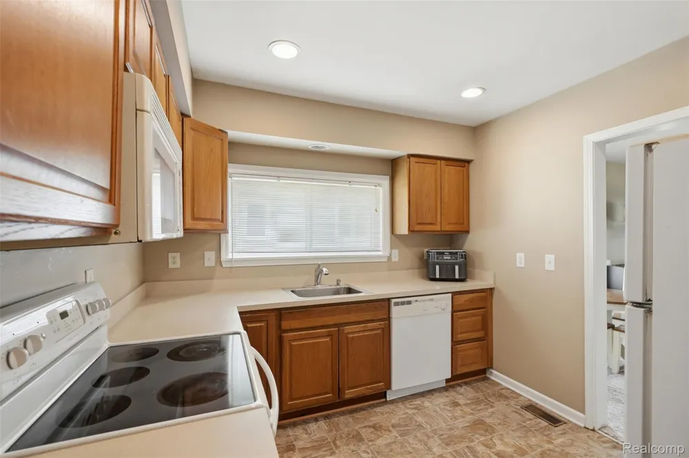 27085 Dartmouth Street Madison Heights City, MI 48071