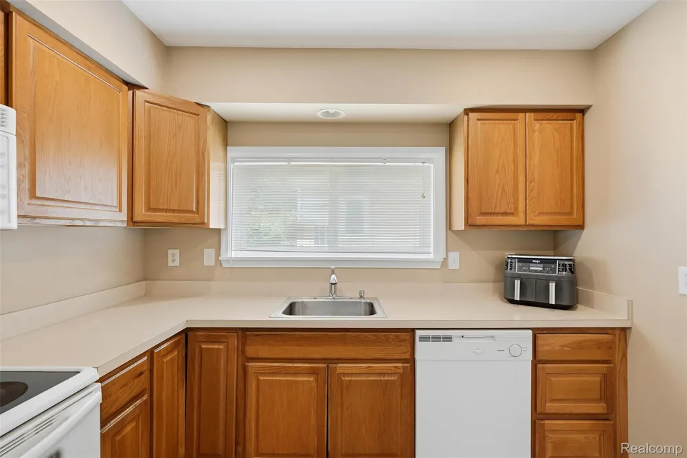 27085 Dartmouth Street Madison Heights City, MI 48071