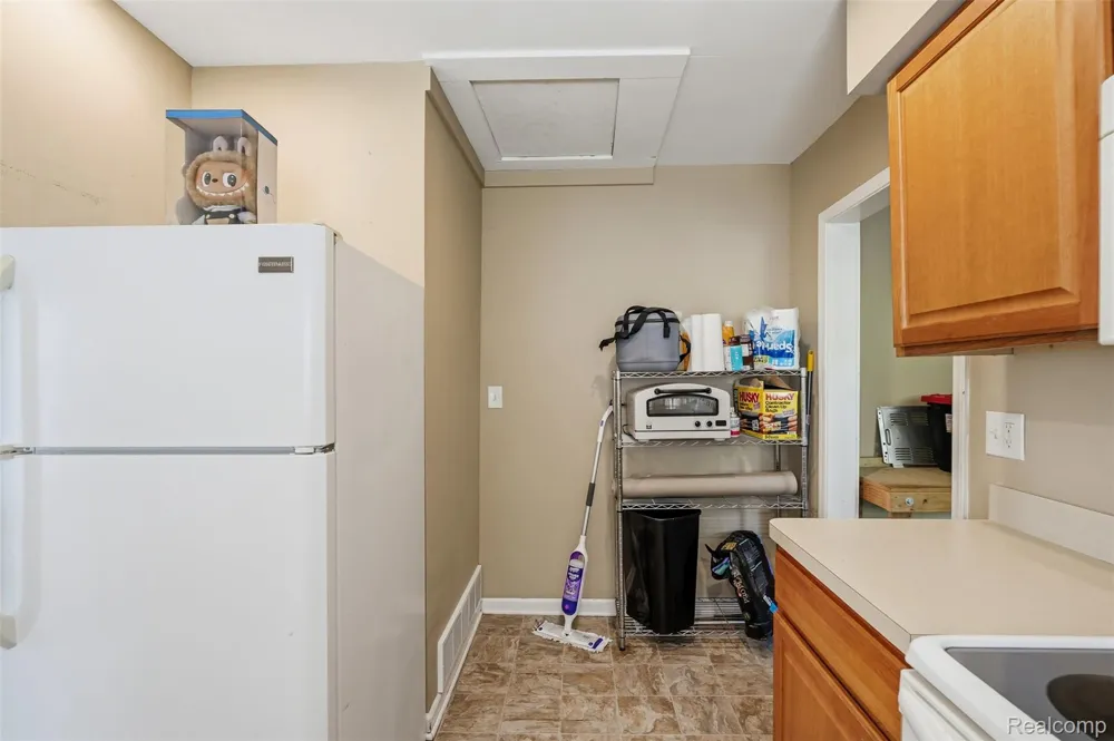 27085 Dartmouth Street Madison Heights City, MI 48071