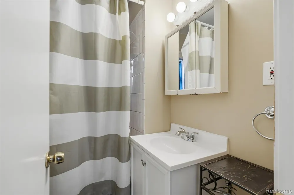 27085 Dartmouth Street Madison Heights City, MI 48071