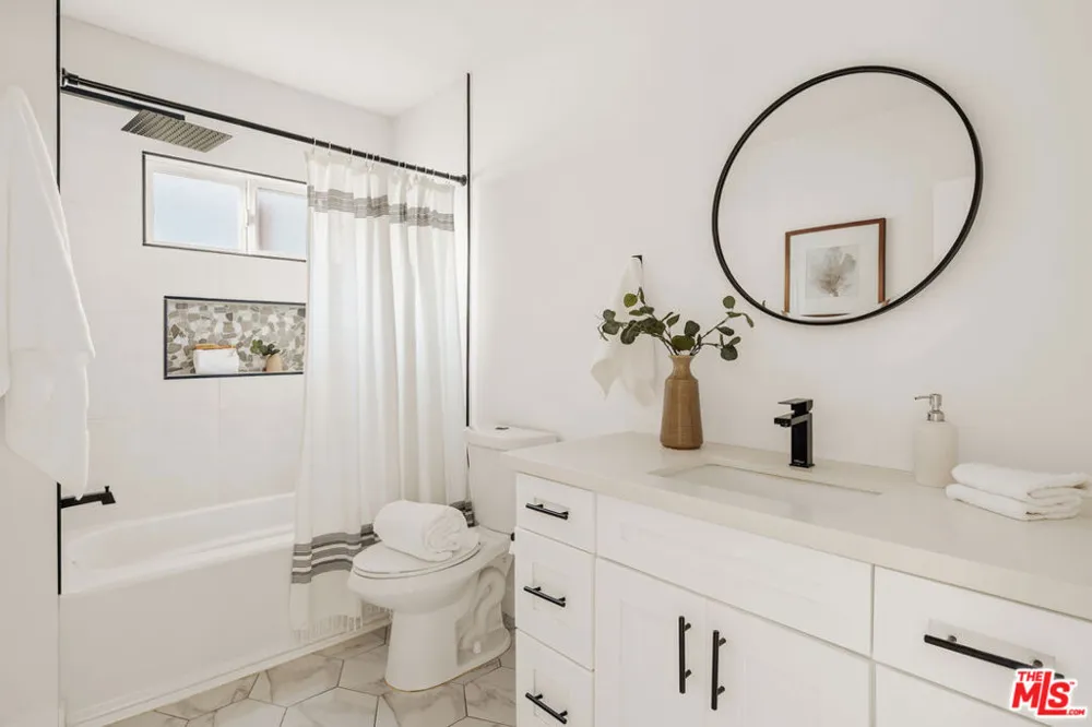 8356 Naylor Avenue Los Angeles, CA 90045