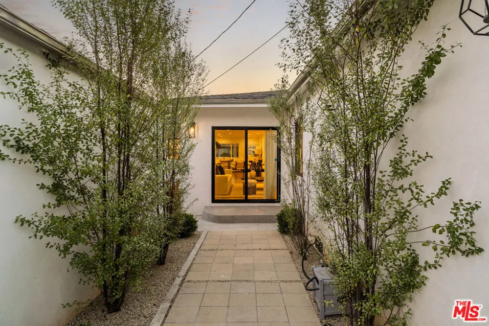 8356 Naylor Avenue Los Angeles, CA 90045