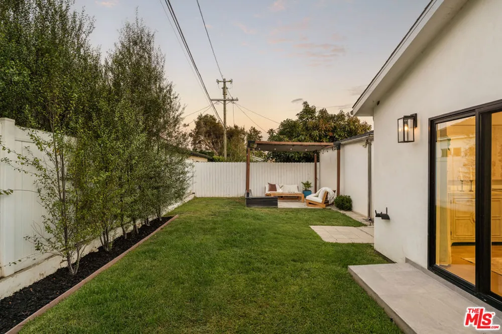 8356 Naylor Avenue Los Angeles, CA 90045