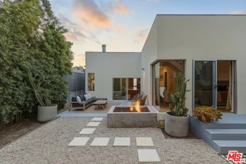 1076 Palms Boulevard