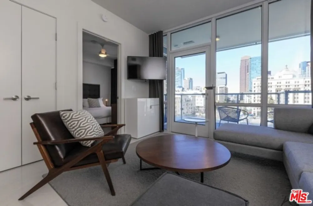 3033 Wilshire Avenue #PH1602 Los Angeles, CA 90010