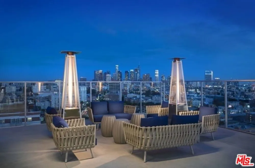 3033 Wilshire Avenue #PH1602 Los Angeles, CA 90010
