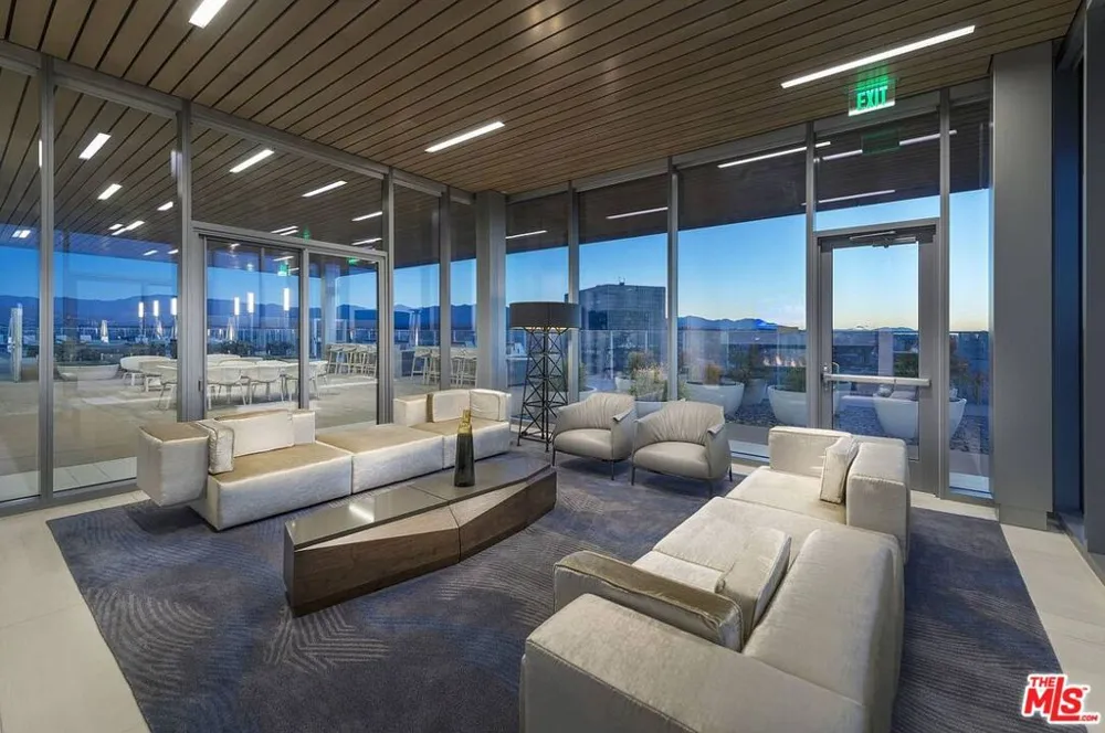 3033 Wilshire Avenue #PH1602 Los Angeles, CA 90010