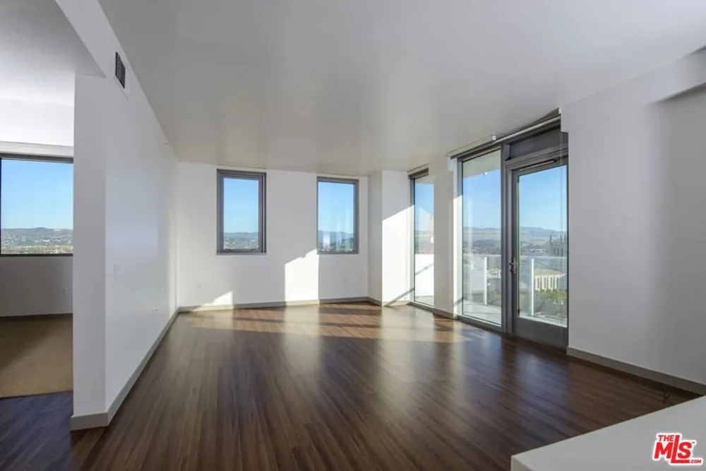 3033 Wilshire Avenue #PH1602 Los Angeles, CA 90010