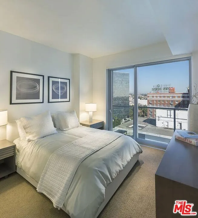 3033 Wilshire Avenue #PH1602 Los Angeles, CA 90010