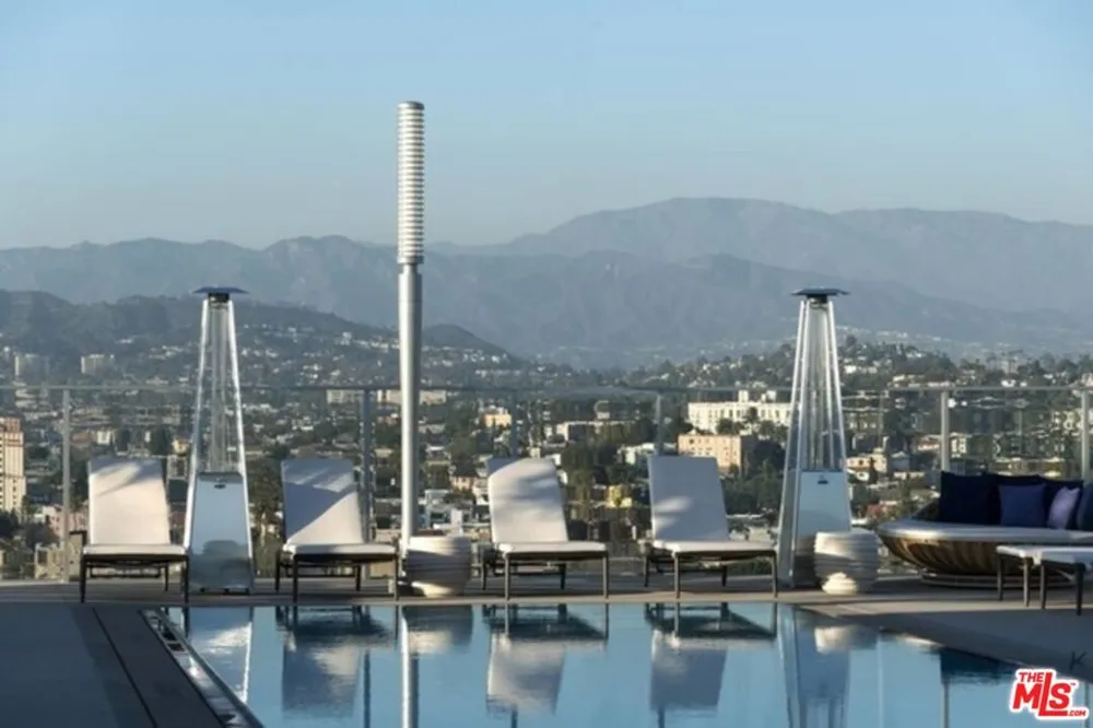 3033 Wilshire Avenue #PH1602 Los Angeles, CA 90010