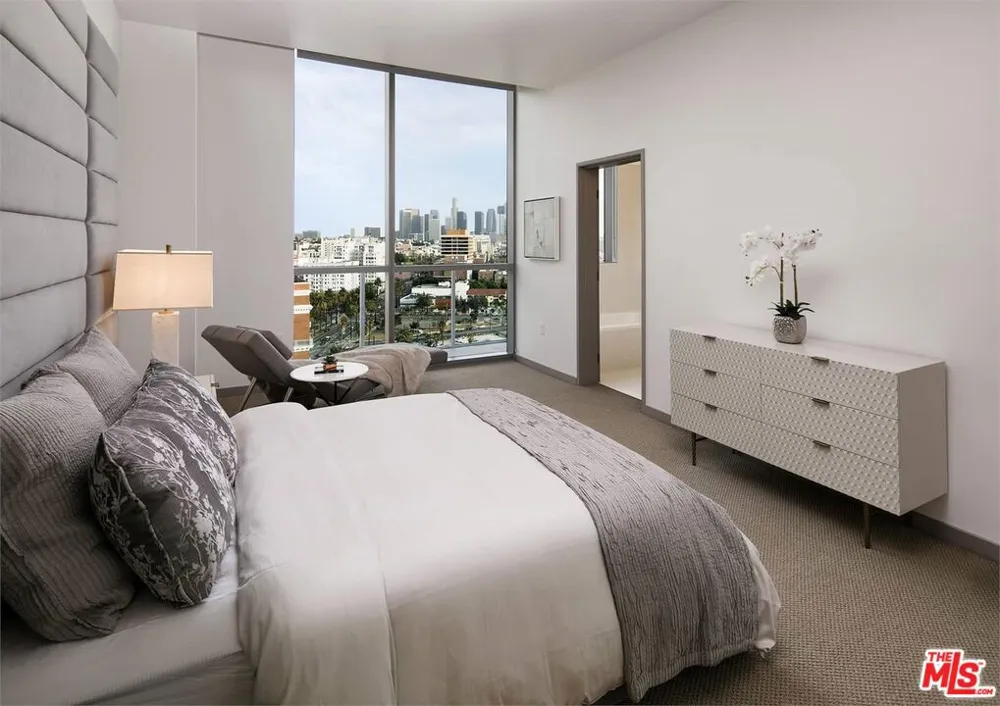 3033 Wilshire Avenue #PH1602 Los Angeles, CA 90010