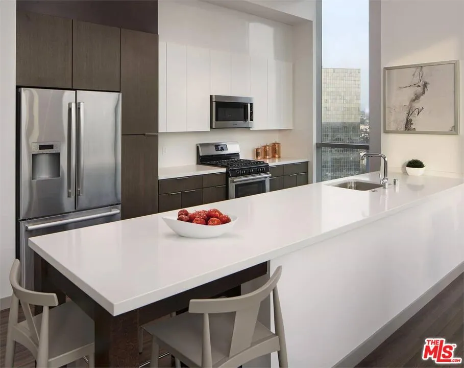 3033 Wilshire Avenue #PH1602 Los Angeles, CA 90010