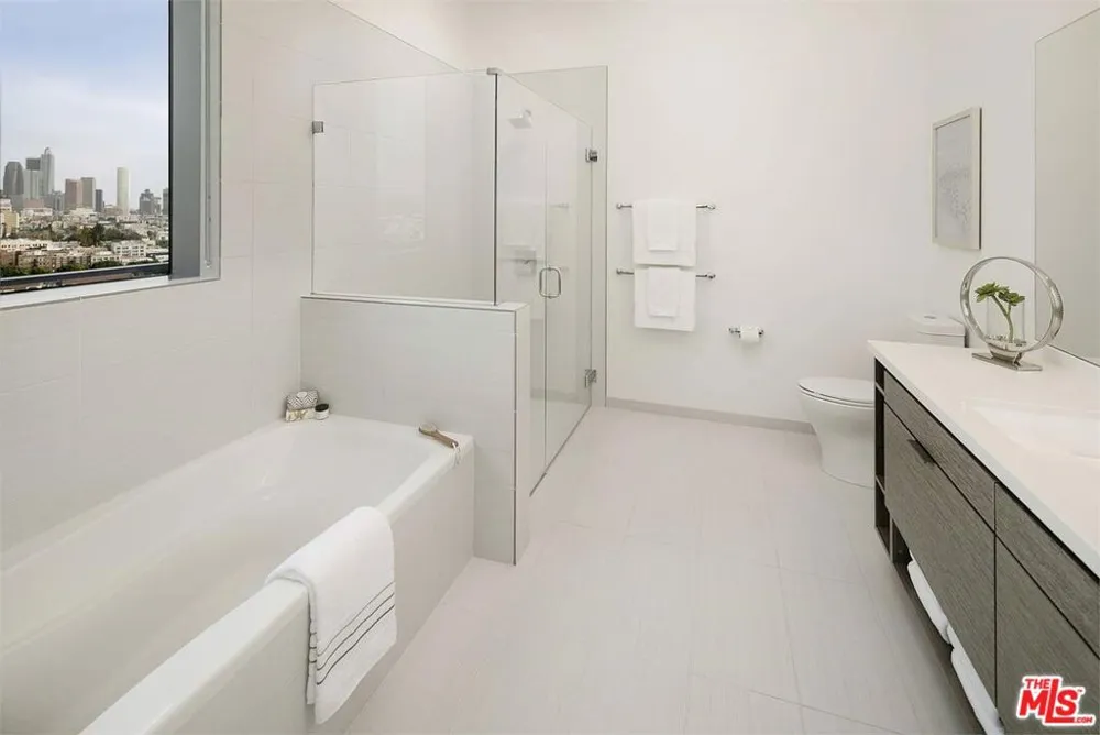 3033 Wilshire Avenue #PH1602 Los Angeles, CA 90010