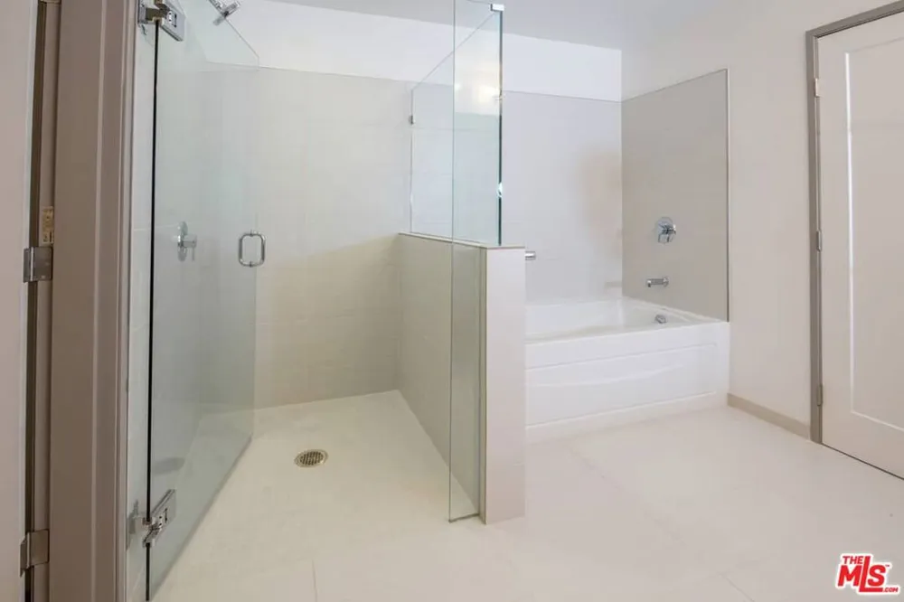 3033 Wilshire Avenue #PH1602 Los Angeles, CA 90010