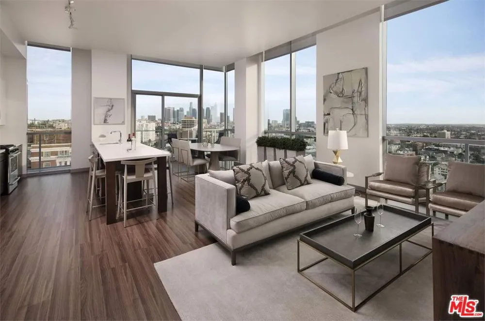 3033 Wilshire Avenue #PH1705 Los Angeles, CA 90010