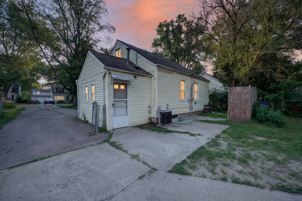 19364 Seminole Redford, MI 48240
