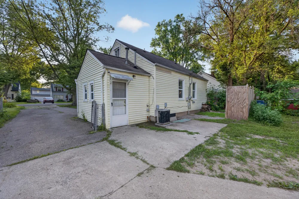 19364 Seminole Redford, MI 48240