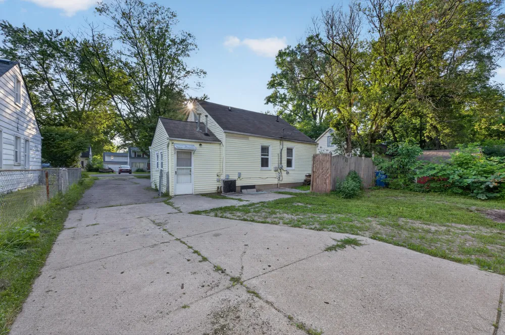 19364 Seminole Redford, MI 48240