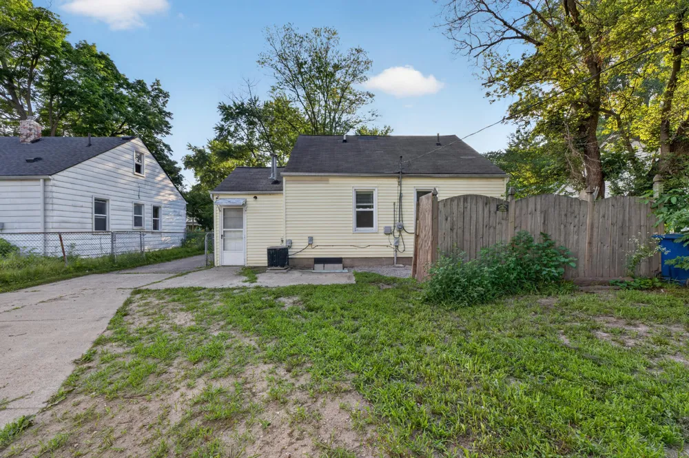 19364 Seminole Redford, MI 48240