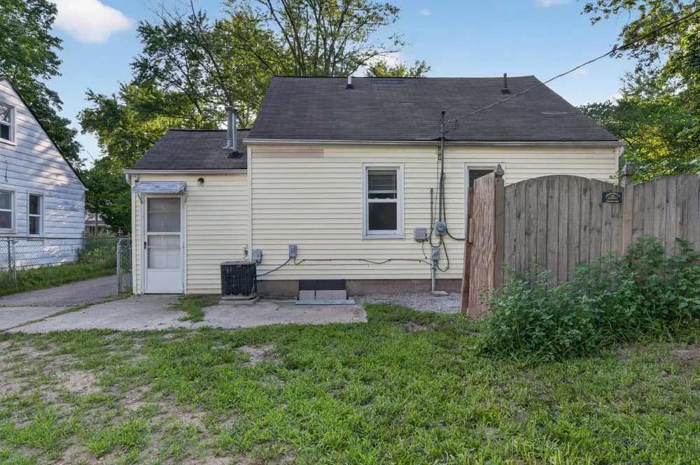 19364 Seminole Redford, MI 48240
