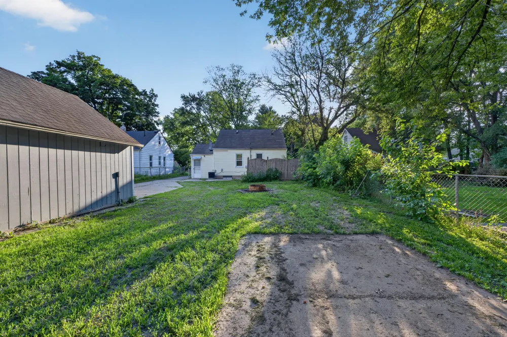 19364 Seminole Redford, MI 48240