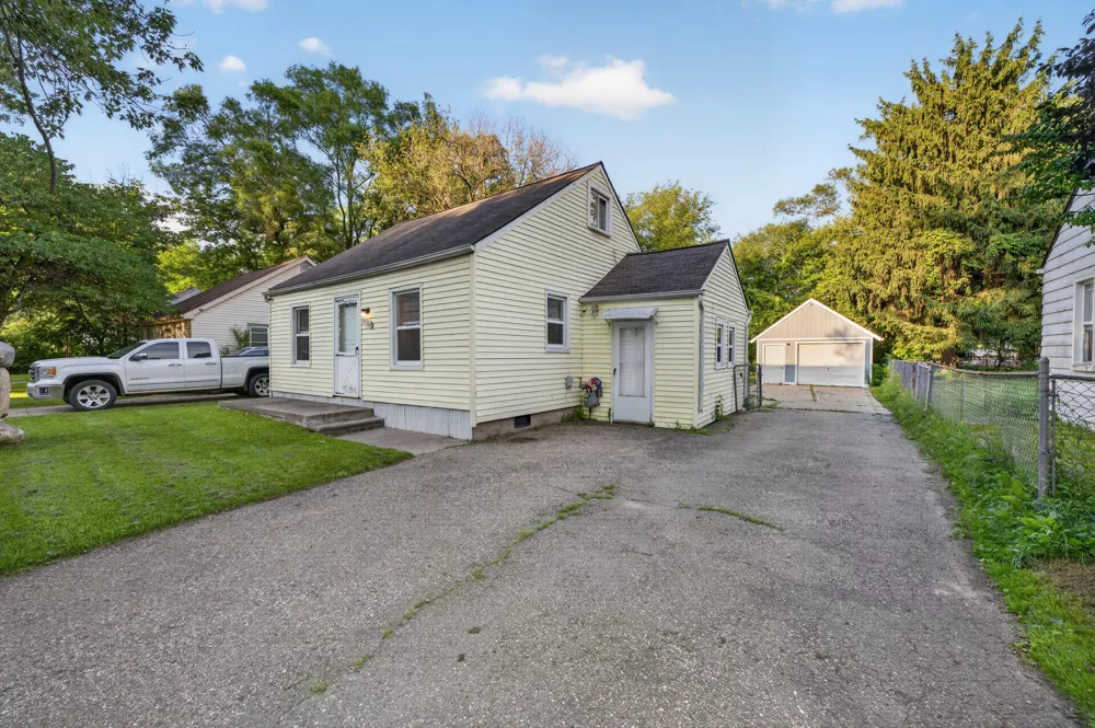 19364 Seminole Redford, MI 48240