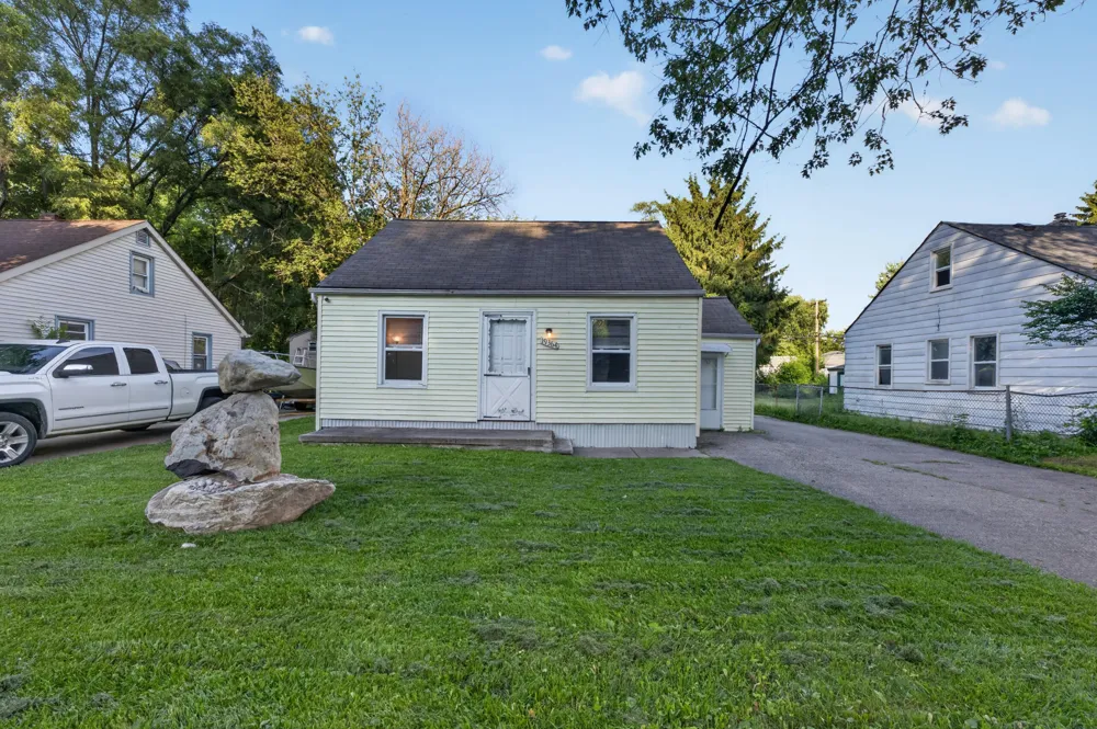 19364 Seminole Redford, MI 48240