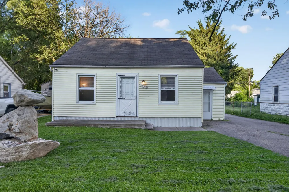 19364 Seminole Redford, MI 48240