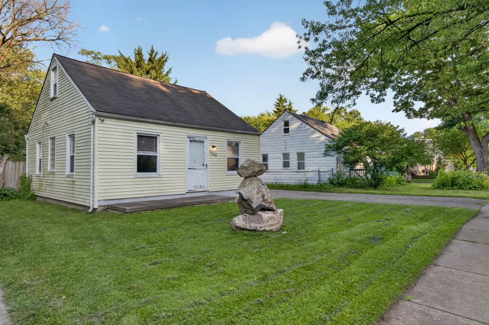 19364 Seminole Redford, MI 48240