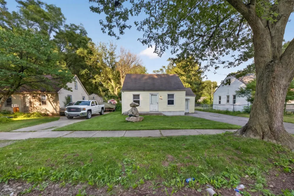 19364 Seminole Redford, MI 48240