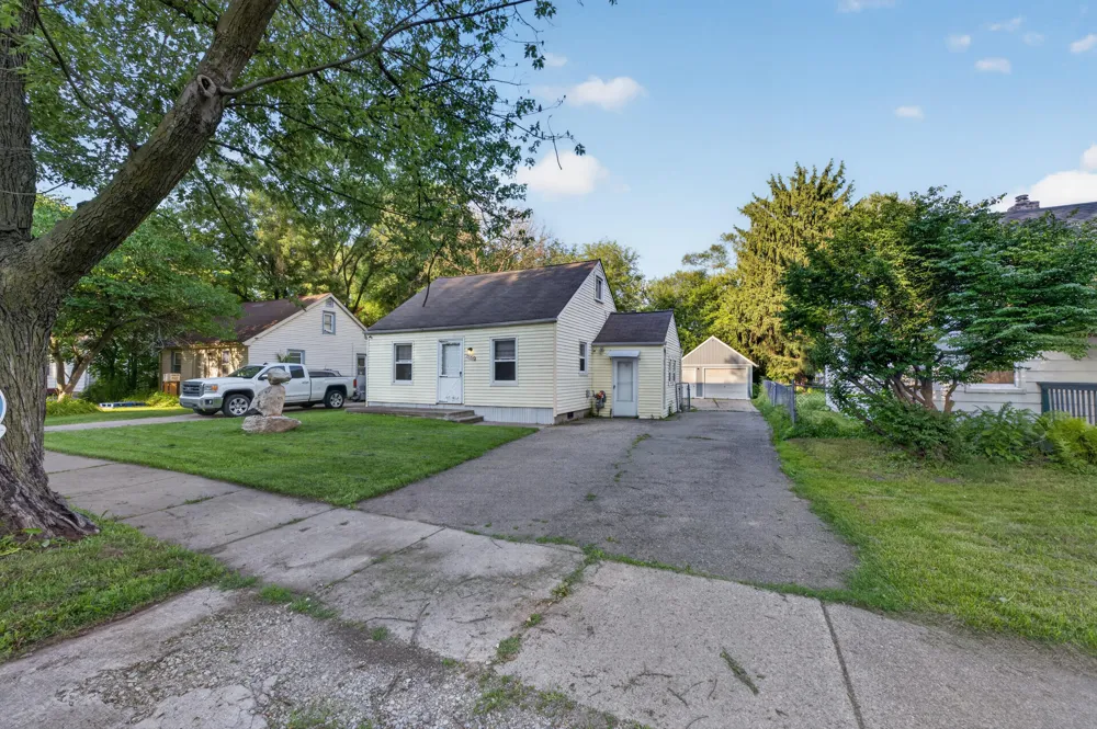 19364 Seminole Redford, MI 48240