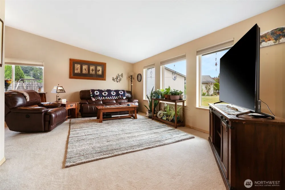 142 Charles Street Longview, WA 98632