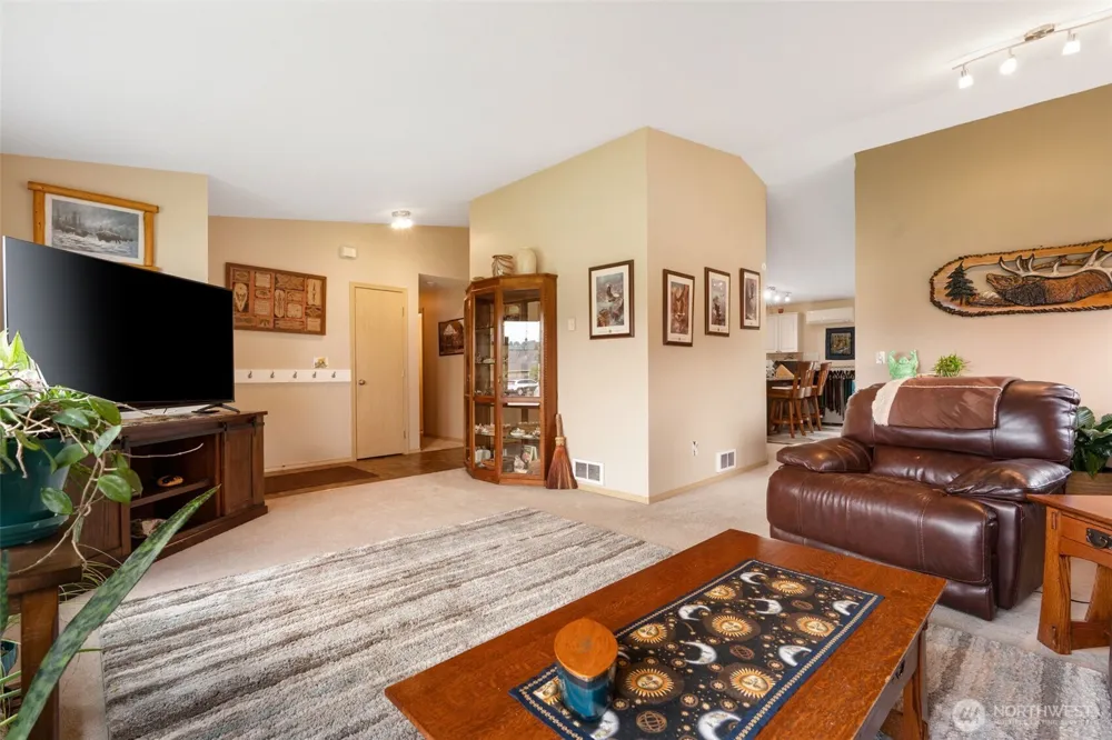 142 Charles Street Longview, WA 98632