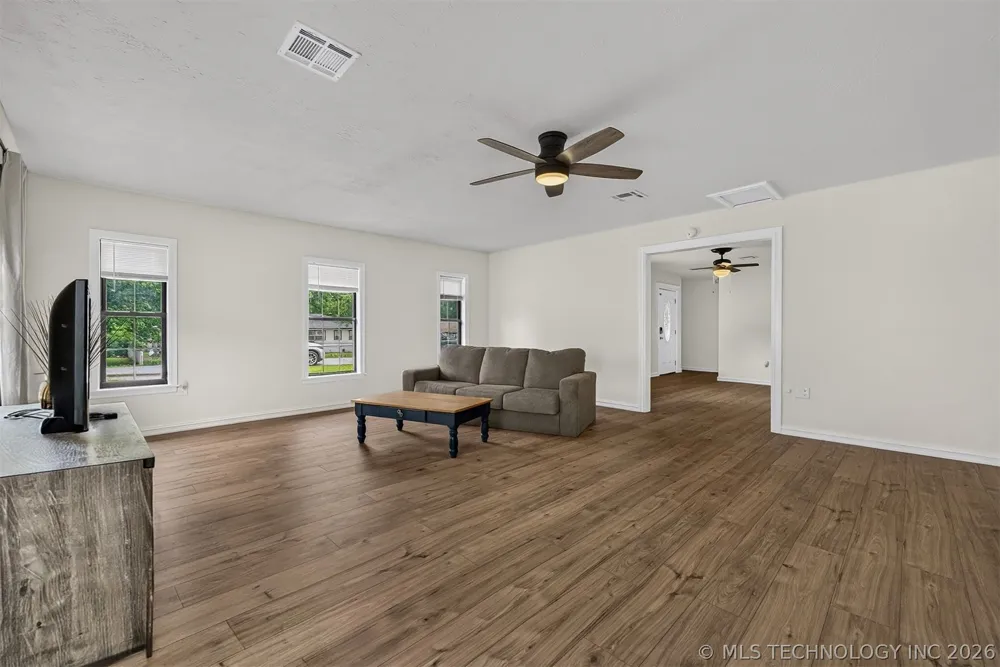 322 E Maple Street Skiatook, OK 74070