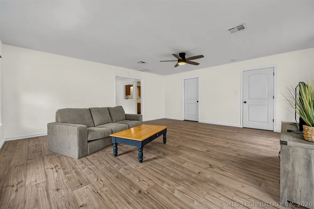 322 E Maple Street Skiatook, OK 74070