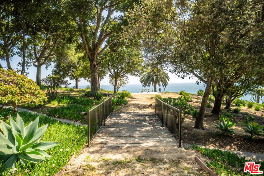 17352 W Sunset Boulevard #606 Pacific Palisades, CA 90272