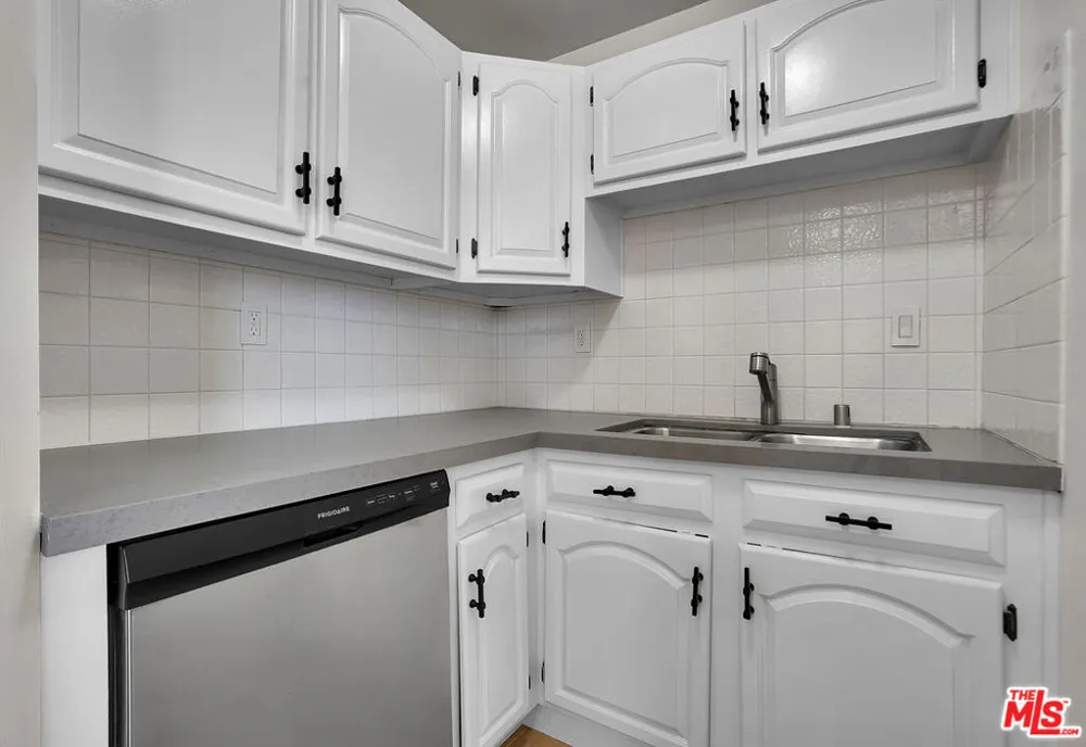 17352 W Sunset Boulevard #606 Pacific Palisades, CA 90272