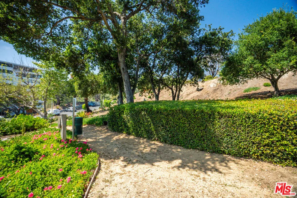 17352 W Sunset Boulevard #606 Pacific Palisades, CA 90272