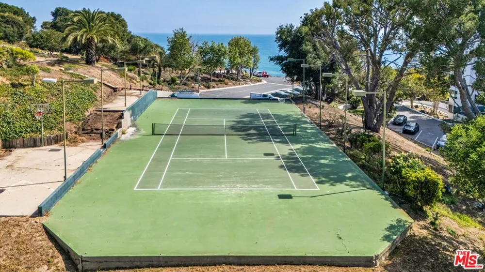 17352 W Sunset Boulevard #606 Pacific Palisades, CA 90272