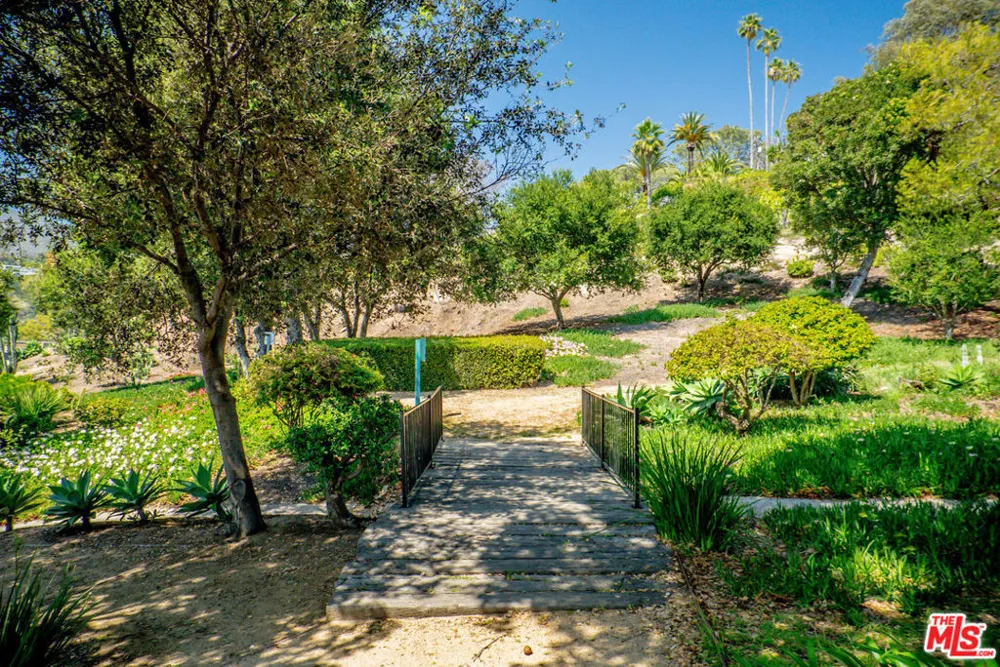 17352 W Sunset Boulevard #606 Pacific Palisades, CA 90272