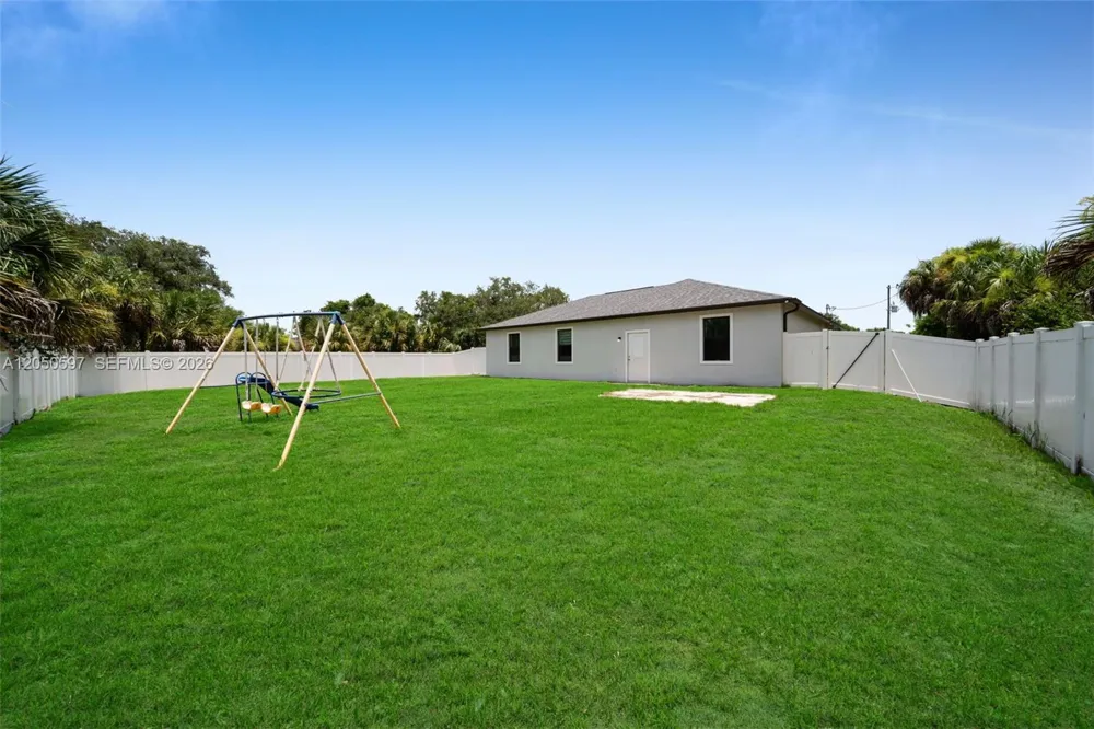 1109 HILTON CIR La Belle, FL 33935