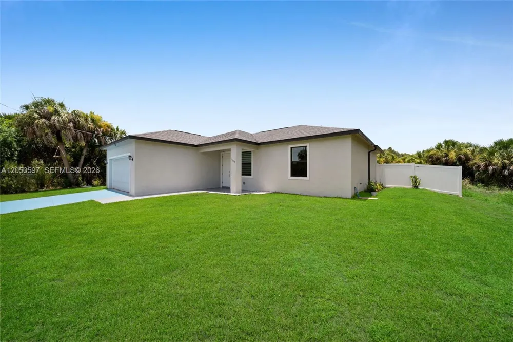 1109 HILTON CIR La Belle, FL 33935