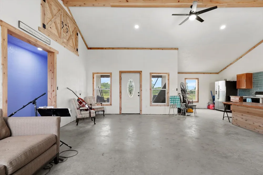 2200 166th Road Mounds, OK 74047