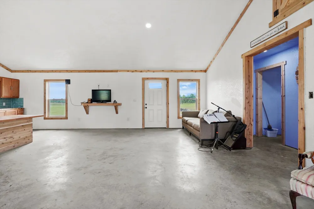 2200 166th Road Mounds, OK 74047